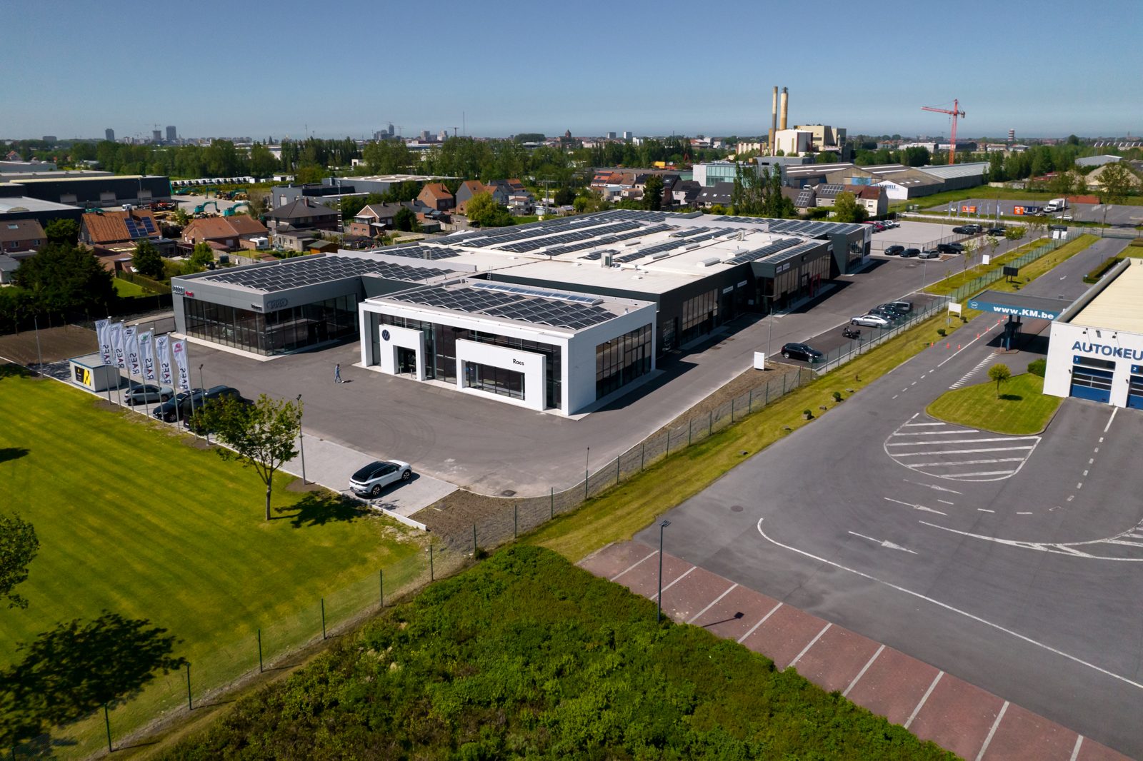 Luchtfoto van Raes Oostende, Zandvoordestraat 442, met rechts de autokeuring